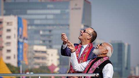 Merz und Modi ziehen beim Drachenfestival an einem Strang.