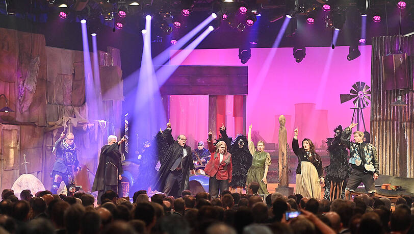 Das Singspiel-Ensemble auf der Bühne. Das Singspiel-Ensemble auf der Bühne.