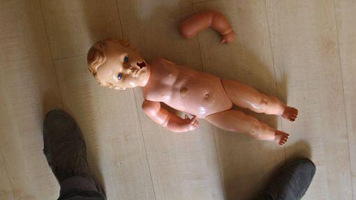 Ein Mann aus Mittelfranken soll seine Tochter über 34 Jahre hinweg mehrmals wöchentlich vergewaltigt und dabei drei Kinder mit ihr gezeugt haben. Die Staatsanwaltschaft Nürnberg-Fürth erhob nach Angaben vom Dienstag wegen der nicht verjährten Fälle nun Anklage gegen den 69-Jährigen, unter anderem wegen Vergewaltigung in rund 500 Fällen. Im Bild: Beschädigte Kinderpuppen bei einem Puppenrestaurator in Kaufbeuren (Schwaben).