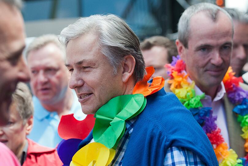 Berlins Regierender Bürgermeister Klaus Wowereit auf dem Christopher Street Day. Schon zu Regierungsantritt hat der SPD-Politiker sich zu seiner Homosexualität bekannt.