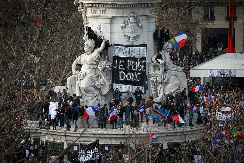 Solidaritätsmarsch gegen Terror in Paris: Bis zu einer Million Menschen wurden erwartet. Merkel und Hollande trauern Arm in Arm. Die Bilder...