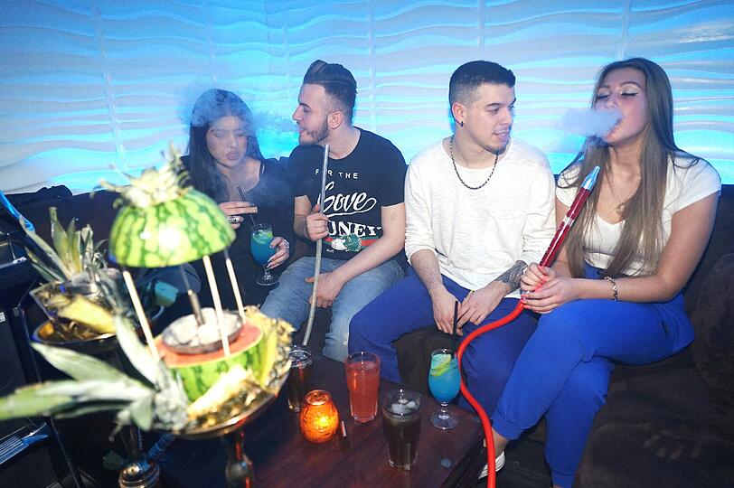 Mechitos II in München, hier beim gechillten Shisha-Rauchen (v.l.): Nura, Roni, Antonio und Maja.