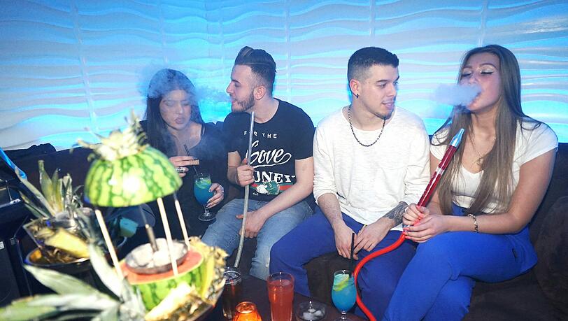 Mechitos II in München, hier beim gechillten Shisha-Rauchen (v.l.): Nura, Roni, Antonio und Maja. Mechitos II in München, hier beim gechillten Shisha-Rauchen (v.l.): Nura, Roni, Antonio und Maja.