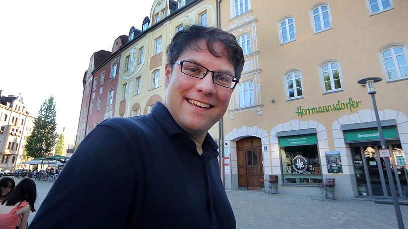 Markus Lutz war zwei Jahre alt, als seine Familie nach Sendling zog. Seine Facharbeit im Gymnasium schrieb er über Sendlings Geschichte. Seit zwölf Jahren ist er Mitglied des Sendlinger Bezirksausschusses, seit neun Jahren dessen Vorsitzender. Der Abendzeitung hat der SPD-Politiker nun sein Lieblingsviertel gezeigt.