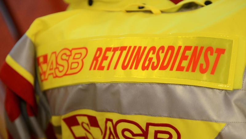 Das Logo des Arbeiter-Samariter-Bundes (ASB) am Rande einer Pressekonferenz. Foto: Jens Kalaene/zb/dpa Das Logo des Arbeiter-Samariter-Bundes (ASB) am Rande einer Pressekonferenz. Foto: Jens Kalaene/zb/dpa