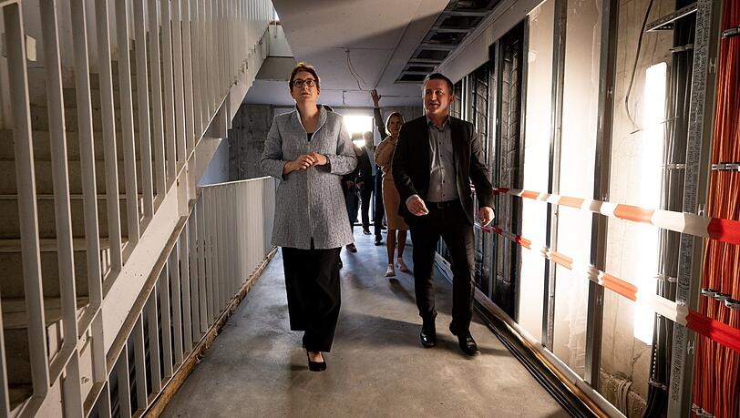Bundesbauministerin Klara Geywitz besucht ein Projekt für "seriellen und modularen Wohnungsbau" in Berlin-Neukölln.