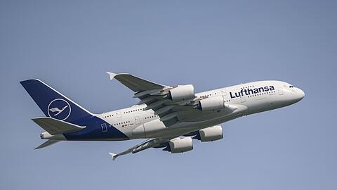 Eine Lufthansa-Maschine des Typs Airbus A380 beim im Anflug auf den Flughafen Leipzig/Halle.