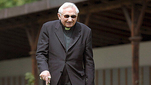 Georg Ratzinger, Bruder von Papst Benedikt, soll einen eigenen Parkplatz bekommen.Foto:dpa Georg Ratzinger, Bruder von Papst Benedikt, soll einen eigenen Parkplatz bekommen.Foto:dpa