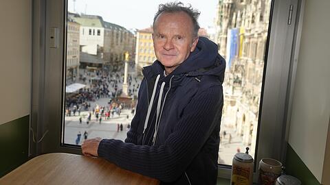 Die AZ hat Willy Astor im Café im Ludwig Beck getroffen. Der Kabarettist lädt Gäste auch gerne zu sich nach Hause ein - wer geladen ist, sollte aber besser nicht zu früh kommen. Das mag der Gastgeber nicht.