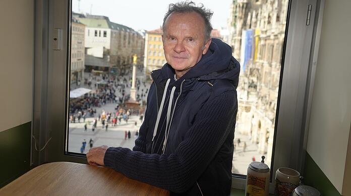 Die AZ hat Willy Astor im Café im Ludwig Beck getroffen. Der Kabarettist lädt Gäste auch gerne zu sich nach Hause ein - wer geladen ist, sollte aber besser nicht zu früh kommen. Das mag der Gastgeber nicht.