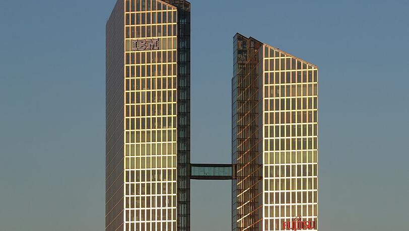 Die Highlight Towers leuchten golden in der aufgehenden Sonne. Die Highlight Towers leuchten golden in der aufgehenden Sonne.