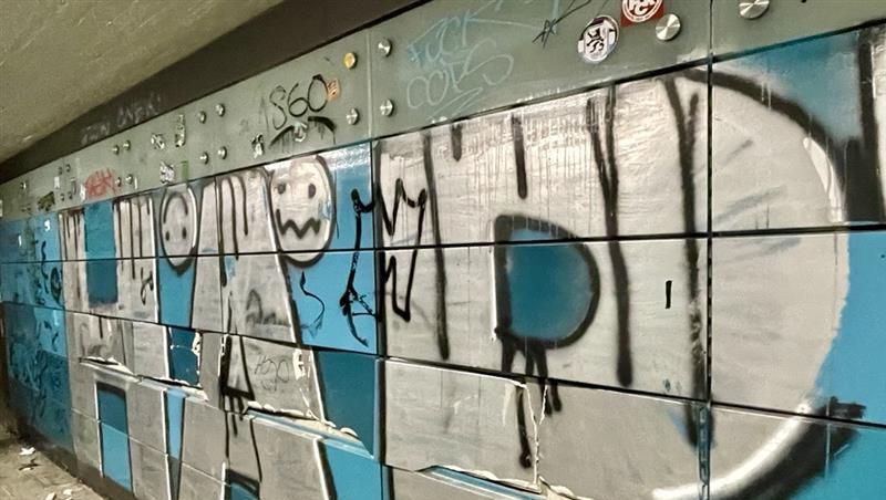 Eine Seite ist repariert, die andere Seite wird jetzt weiter zerstört. Eine Seite ist repariert, die andere Seite wird jetzt weiter zerstört.