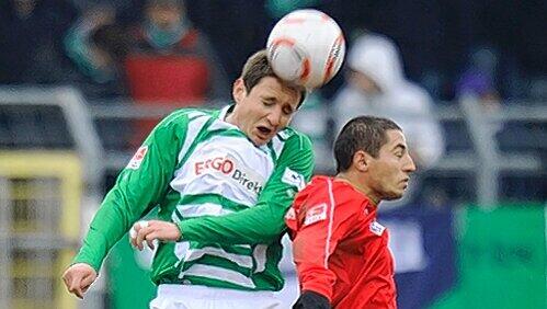 Comeback nach Verletzungspause in Augsburg: Innenverteidiger Asen Karaslavov (links, im Luftkampf mit Union Berlins Halil Savran) ersetzt am Freitag Fürths Gelb-Sünder Mavraj. Comeback nach Verletzungspause in Augsburg: Innenverteidiger Asen Karaslavov (links, im Luftkampf mit Union Berlins Halil Savran) ersetzt am Freitag Fürths Gelb-Sünder Mavraj.
