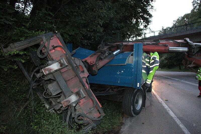 Bei Mühldorf ist ein Lkw mit Ladekran gegen eine Brücke gekracht. Der Kran wurde dabei aus der Verankerung gerissen und landete auf der Straße. Die Bilder.