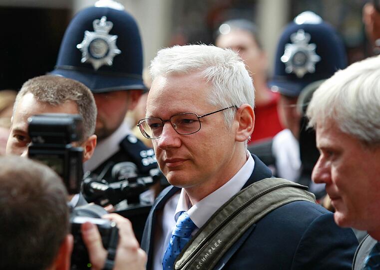 Dezember 2010: Die britische Polizei verhaftet Assange. Nach einer Woche Untersuchungshaft wird er gegen eine Kaution von umgerechnet 288 000 Euro entlassen, muss aber eine elektronische Fußfessel tragen. Das Tauziehen um die Auslieferung beginnt. Im Februar 2011 gibt der Belmarsh Magistrates Court im Süden Londons dem Auslieferungsbegehren nach Schweden statt. Assange wehrt sich und strengt ein Berufungsverfahren vor dem High Court an. Am 2. November dann die Ernüchterung: Assange verliert auch vor dem High Court.