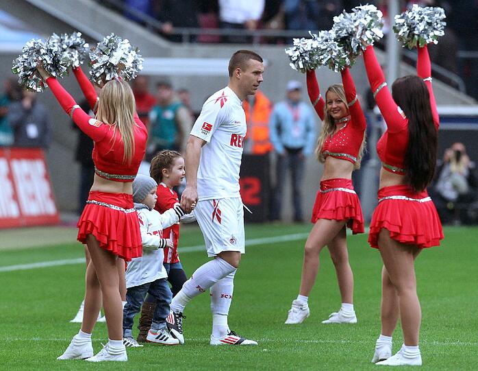 Lukas Podolski wird von den Kölner Fans verabschiedet.