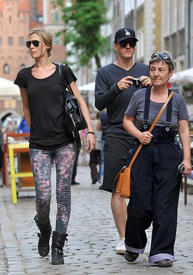 Auch Bastian Schweinsteiger hat Spaß am Ausflug und macht fleißig Fotos.