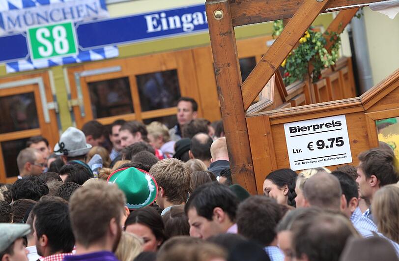 Mitten im Bierzelt hat ein Mann seinen Penis entblößt und versucht, sich selbst zu befriedigen. (Symbolbild)