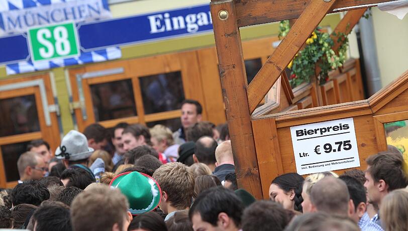 Mitten im Bierzelt hat ein Mann seinen Penis entblößt und versucht, sich selbst zu befriedigen. (Symbolbild) Mitten im Bierzelt hat ein Mann seinen Penis entblößt und versucht, sich selbst zu befriedigen. (Symbolbild)