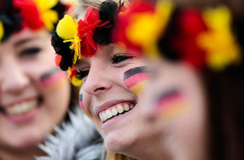 Die deutschen Fans empfangen die Fußball-Weltmeister - die Bilder von der Berliner Fanmeile und dem Flughafen Tegel.