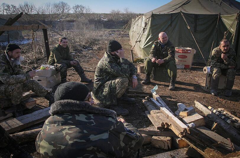 Ukrainische Soldaten während einer Pause in ihrem Lager in der Nähe von Donezk