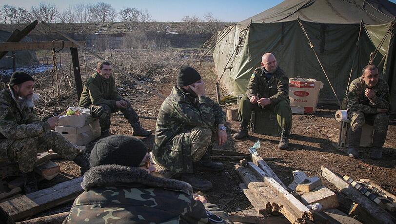 Ukrainische Soldaten während einer Pause in ihrem Lager in der Nähe von Donezk Ukrainische Soldaten während einer Pause in ihrem Lager in der Nähe von Donezk