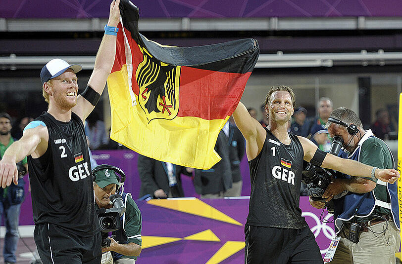 In London 2012 Olympiasieger: Die Beachvolleyballer Julius Brink (rechts) und Jonas Reckermann.