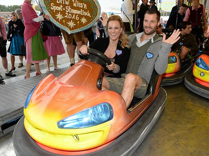 Nicht auf der Rutsche, sondern beim Autoscooter war Rennfahrer Martin Tomczyk mit Frau Christina Surer unterwegs.