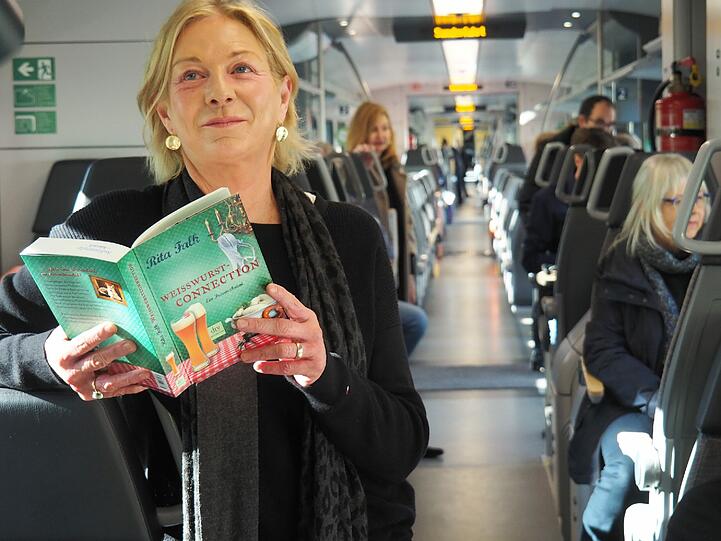 Auf dem Weg nach Rosenheim: Rita Falk liest im Meridian aus ihrem neuen Buch &bdquo;Weißwurstconnection&ldquo;.