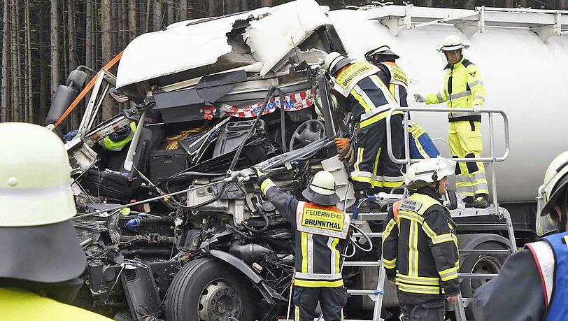 Schlimmer Unfall auf der A8: Ein Sattelzug rast in eine Kolonne und schleudert zwei Autos dutzende Meter weg. Die Bilder vom Einsatz. Schlimmer Unfall auf der A8: Ein Sattelzug rast in eine Kolonne und schleudert zwei Autos dutzende Meter weg. Die Bilder vom Einsatz.