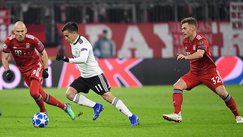 Münchens Arjen Robben (links), Bayerns Torschütze zum 1:0, und Lissabons Franco Cervi kämpfen um den Ball. Rechts Bayern-Profi Joshua Kimmich. Münchens Arjen Robben (links), Bayerns Torschütze zum 1:0, und Lissabons Franco Cervi kämpfen um den Ball. Rechts Bayern-Profi Joshua Kimmich.