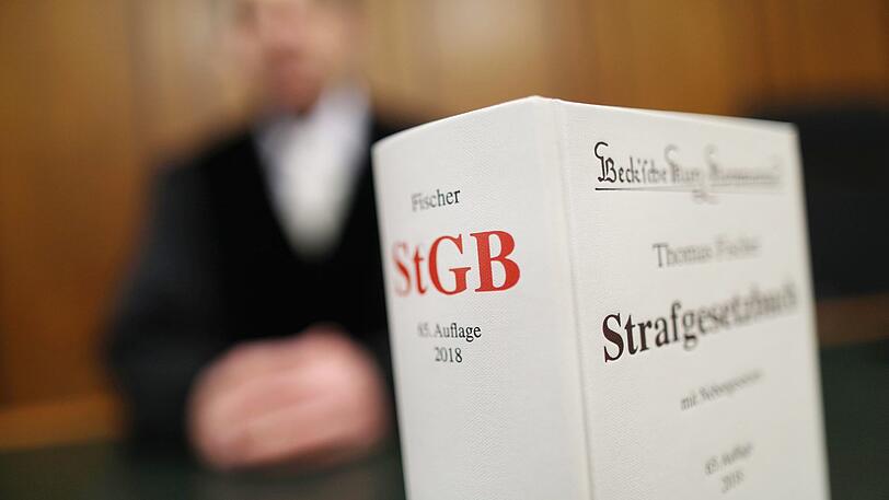 Ein Strafgesetzbuch (StGB) steht auf der Richterbank. (Symbolfoto)