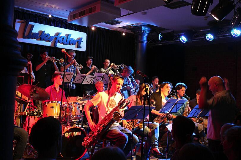 Die Big Band des Pestalozzi Gymnasiums tritt beim Landeswettbewerb Jugend jazzt mit dem &Scaron;KODA Jazzpreis in der Bayerischen Musikakademie Marktoberdorf an.