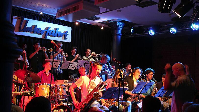 Die Big Band des Pestalozzi Gymnasiums tritt beim Landeswettbewerb Jugend jazzt mit dem ŠKODA Jazzpreis in der Bayerischen Musikakademie Marktoberdorf an. Die Big Band des Pestalozzi Gymnasiums tritt beim Landeswettbewerb Jugend jazzt mit dem ŠKODA Jazzpreis in der Bayerischen Musikakademie Marktoberdorf an.