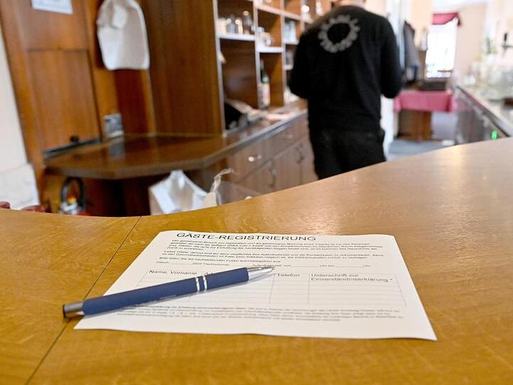 Ein Zettel für die Gäste-Regstrierung liegt in einem Restaurant auf einem Tisch. Foto: Carsten Rehder/dpa/Symbolbild
