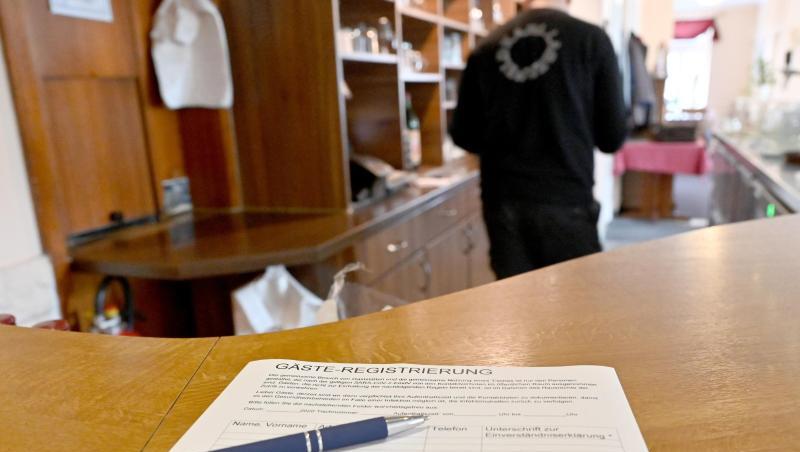 Ein Zettel für die Gäste-Regstrierung liegt in einem Restaurant auf einem Tisch. Foto: Carsten Rehder/dpa/Symbolbild Ein Zettel für die Gäste-Regstrierung liegt in einem Restaurant auf einem Tisch. Foto: Carsten Rehder/dpa/Symbolbild