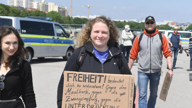 Eine Demonstrantin trägt ein Schild mit der Aufschrift "Freiheit bedeutet sich zu widersetzen! gegen ......". Foto: Felix Hörhager/dpa Eine Demonstrantin trägt ein Schild mit der Aufschrift "Freiheit bedeutet sich zu widersetzen! gegen ......". Foto: Felix Hörhager/dpa