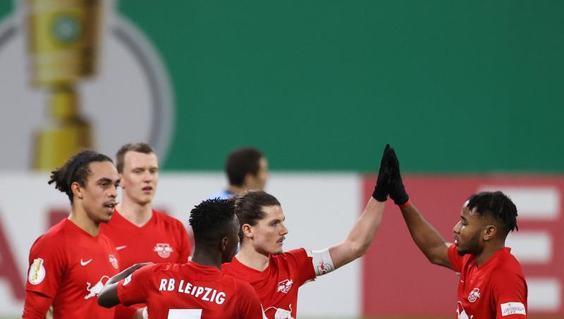 Christopher Nkunku (r) klatscht mit Torschütze Marcel Sabitzer nach dem 2:0 für RB Leipzig ab.