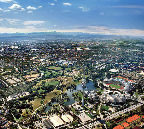 Überblick: Stadion, Halle und Olympiabad am See nebst Eislaufzentrum und Turm. Das alte Radstadion (hinten rechts) ist inzwischen Geschichte.