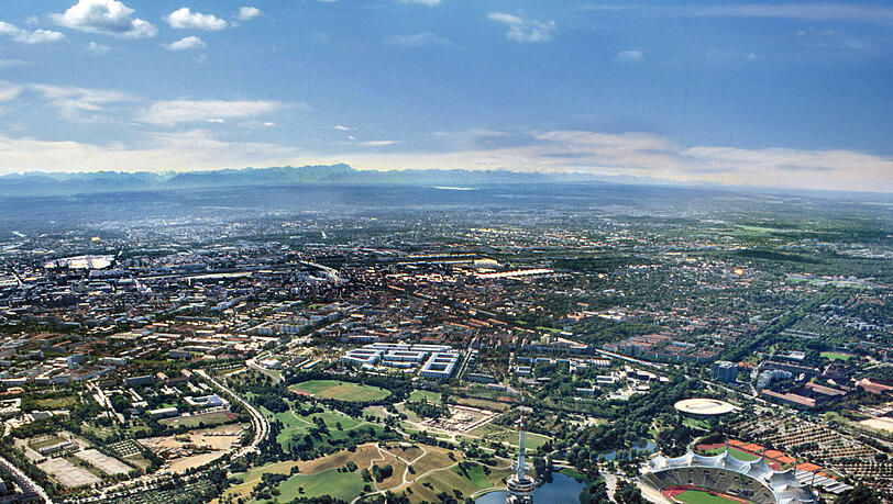 Überblick: Stadion, Halle und Olympiabad am See nebst Eislaufzentrum und Turm. Das alte Radstadion (hinten rechts) ist inzwischen Geschichte. Überblick: Stadion, Halle und Olympiabad am See nebst Eislaufzentrum und Turm. Das alte Radstadion (hinten rechts) ist inzwischen Geschichte.
