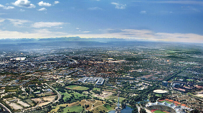 Überblick: Stadion, Halle und Olympiabad am See nebst Eislaufzentrum und Turm. Das alte Radstadion (hinten rechts) ist inzwischen Geschichte.