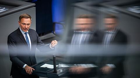 Das Geld werde teilweise in falsche Bereiche gegeben, kritisiert Bundesfinanzminister Christian Lindner (FDP) mit Blick auf den EU-Gesetzesvorschlag zu Sanierungspflichten.