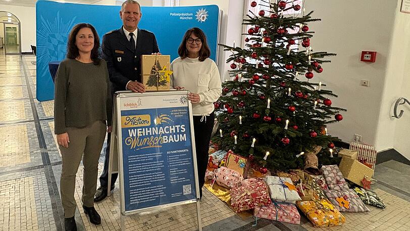 Karen Pankiewicz (v.l.) , Polizeipr&auml;sident Thomas Hampel und Johanna Hofmeir bei der Vorstellung der Aktion Weihnachtswunschbaum.