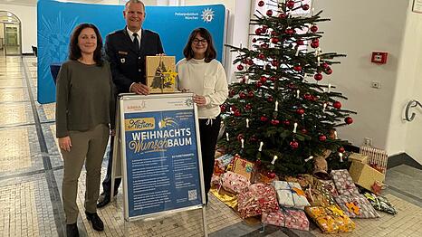 Karen Pankiewicz (v.l.) , Polizeipr&auml;sident Thomas Hampel und Johanna Hofmeir bei der Vorstellung der Aktion Weihnachtswunschbaum.