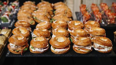 H&auml;ppchen ins Gef&auml;ngnis geliefert? Zumindest kommt in die JVA Landshut jetzt regelm&auml;&szlig;ig ein Caterer.