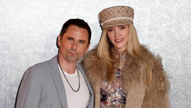 Matt Bellamy und Elle Evans trennten sich bereits vor einem Jahr. Jetzt reichte Bellamy die Scheidung ein. Matt Bellamy und Elle Evans trennten sich bereits vor einem Jahr. Jetzt reichte Bellamy die Scheidung ein.