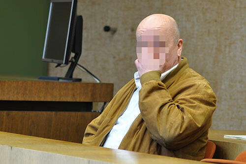 Der Angeklagte Robert R. (58) vor Gericht.