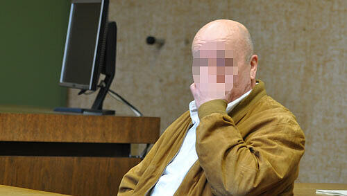 Der Angeklagte Robert R. (58) vor Gericht. Der Angeklagte Robert R. (58) vor Gericht.