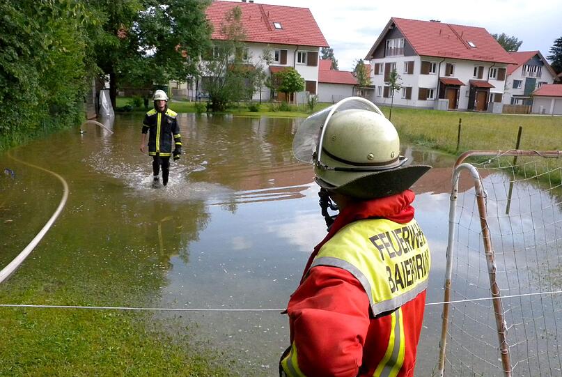 Zwei mal voll erwischt wurde die Ortschaft Baierbrunn am Sonntag- und Montagabend von einer Gewitterfront. Es entstanden keine größeren Schäden, aber durch Starkregen und Hagel wurden zahlreiche Gebäude und Keller überschwemmt.