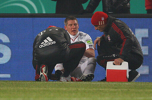 Bastian Schweinsteiger verletzt sich im Spiel gegen den VfB Stuttgart - die Bilder